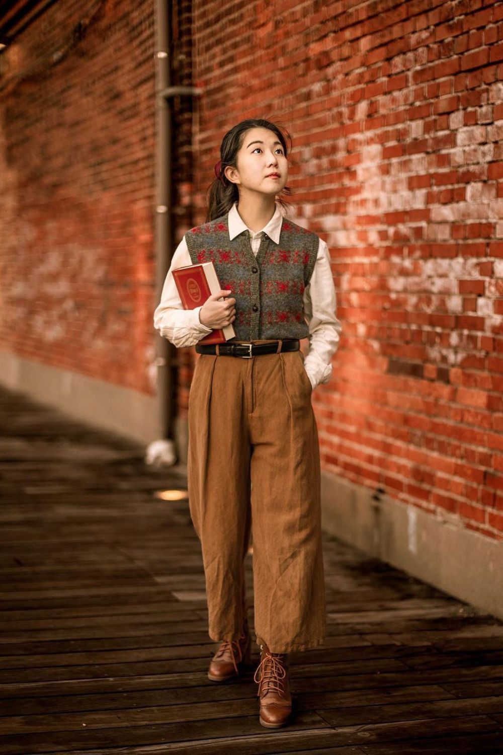 Sweater vest with cropped trousers