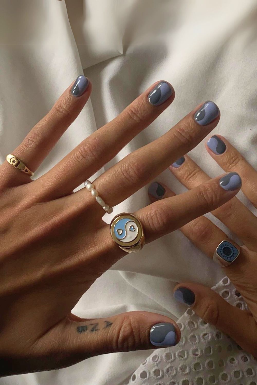 Two-tone gray nails with split swirl design