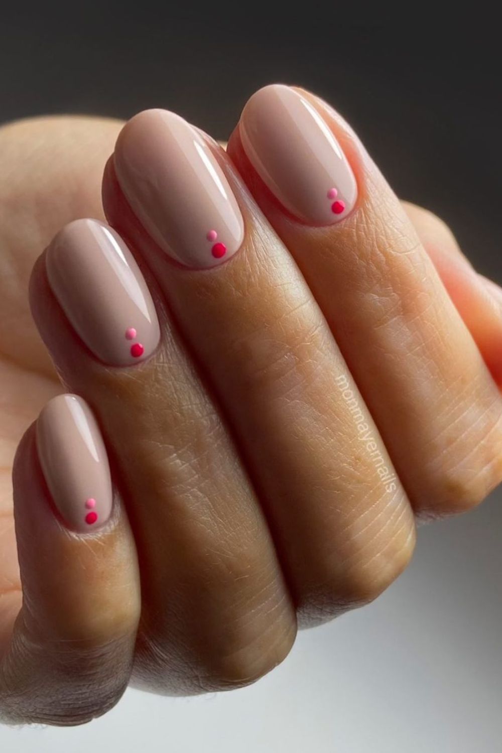 neutral summer nails with dots