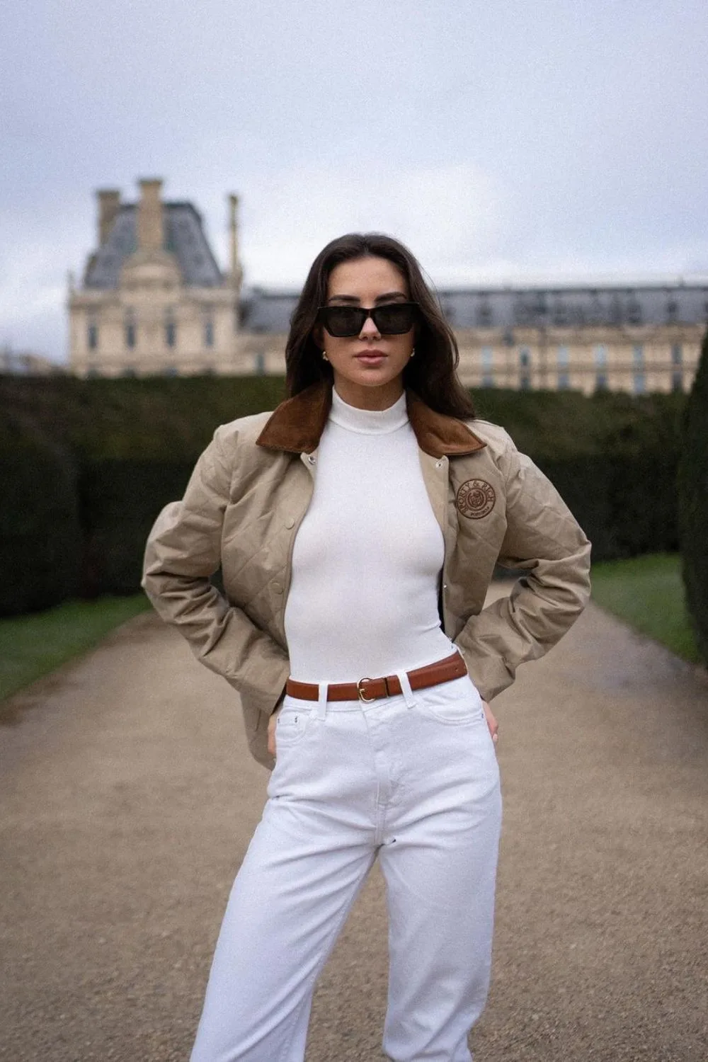 Beige jacket with turtleneck and high-waisted jeans