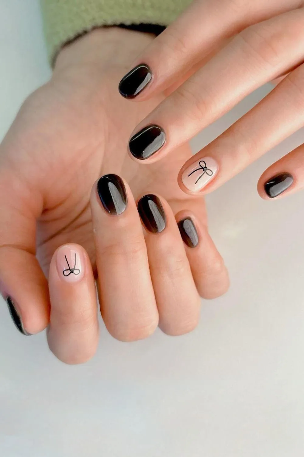 Black nails with coquette bows