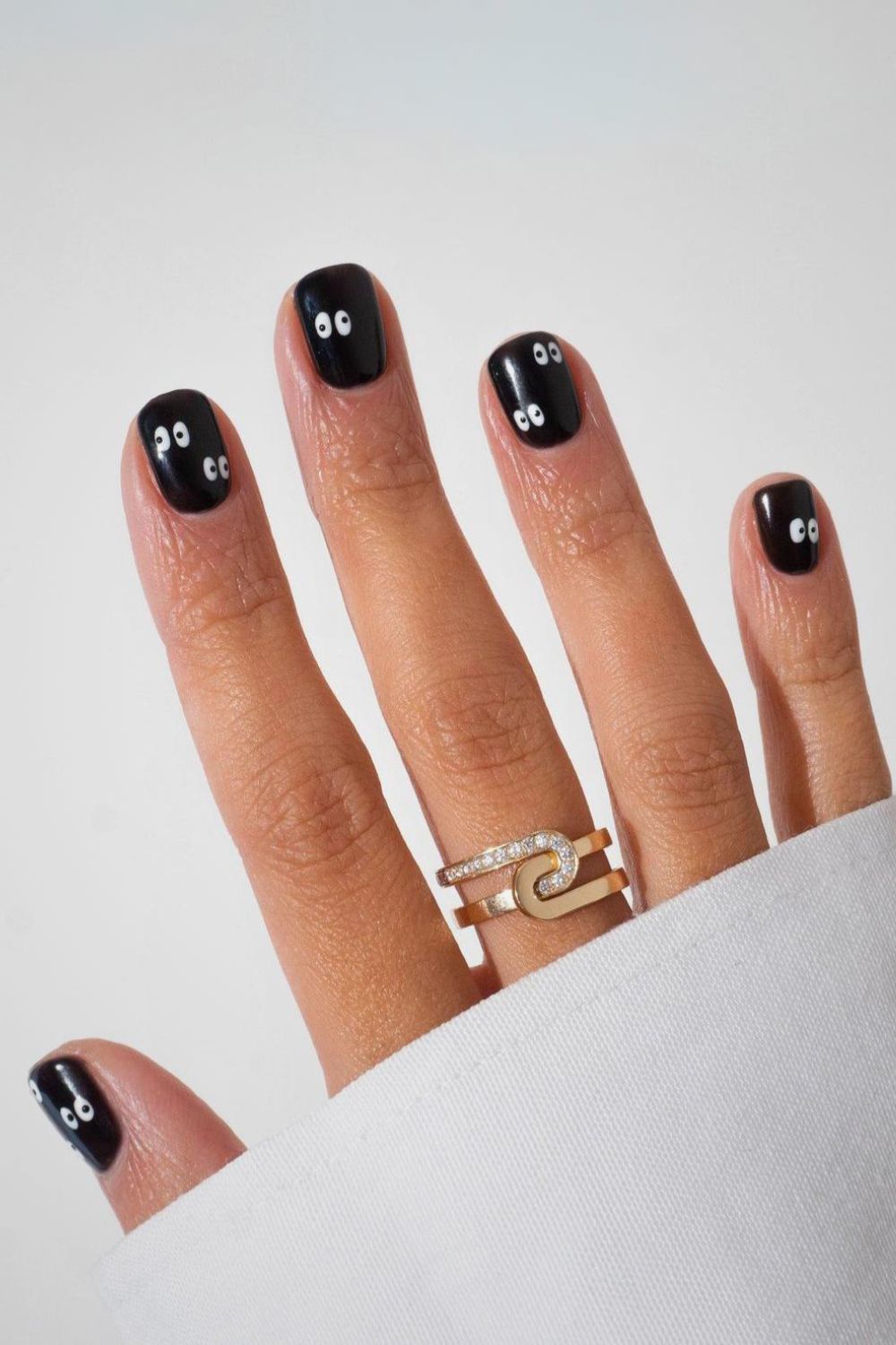 Black nails with eyes in the dark design