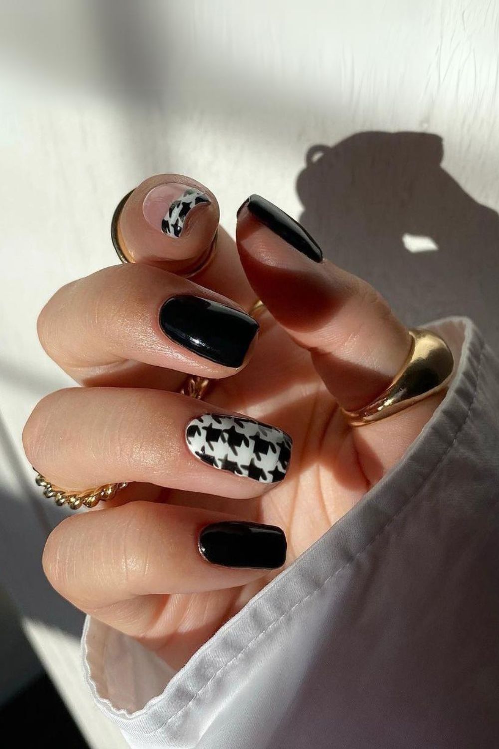 Black nails with houndstooth pattern print