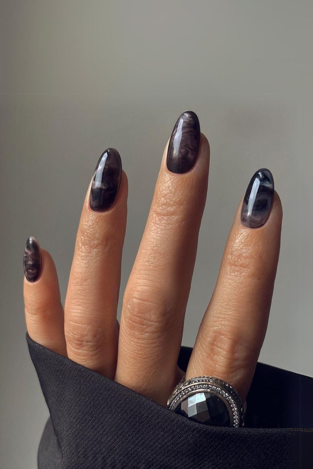 Black nails with marble effect