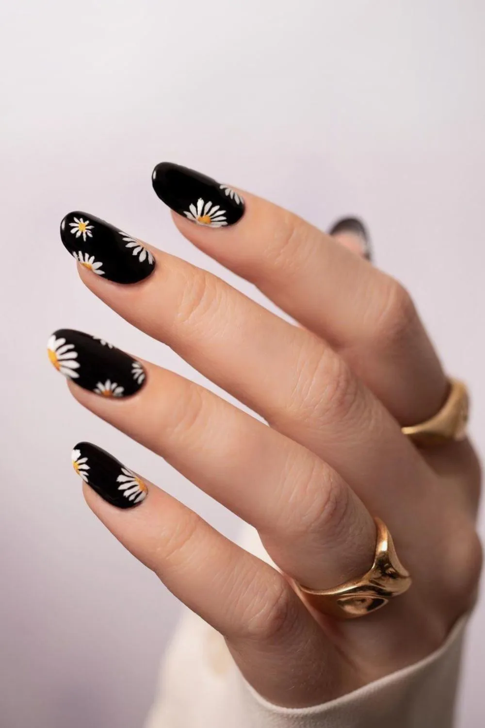 Black nails with white daisy flowers