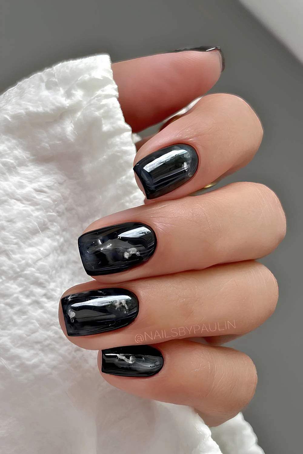 Black nails with white marble details