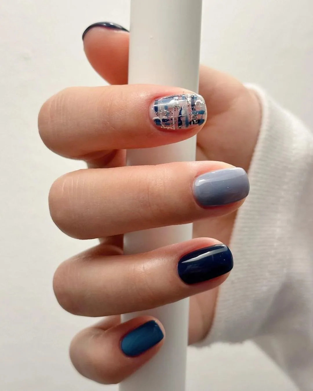 Blue nails with boucle accent