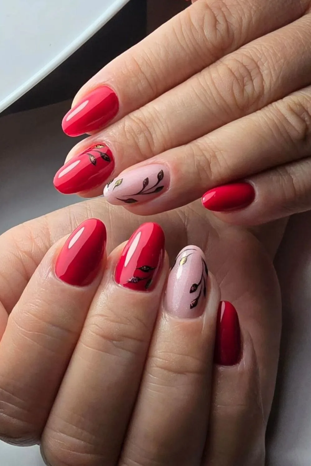 Glossy red nails with fall motives