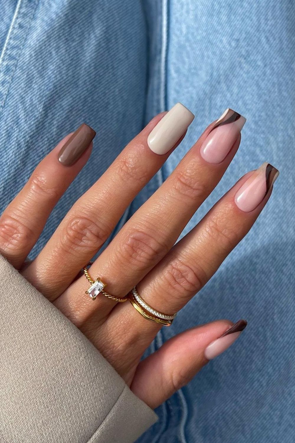 Brown and beige mani with swirls on accent nails