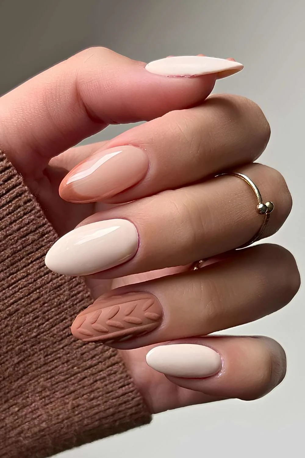 Brown and white sweater pattern nails