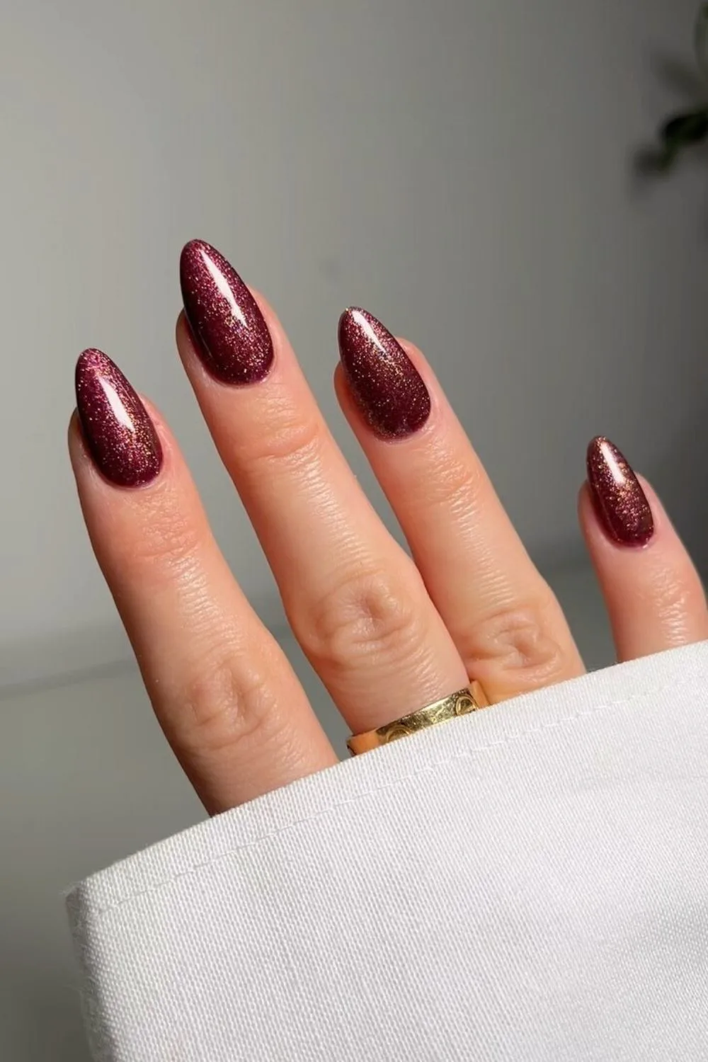 Burgundy velvet-effect nails