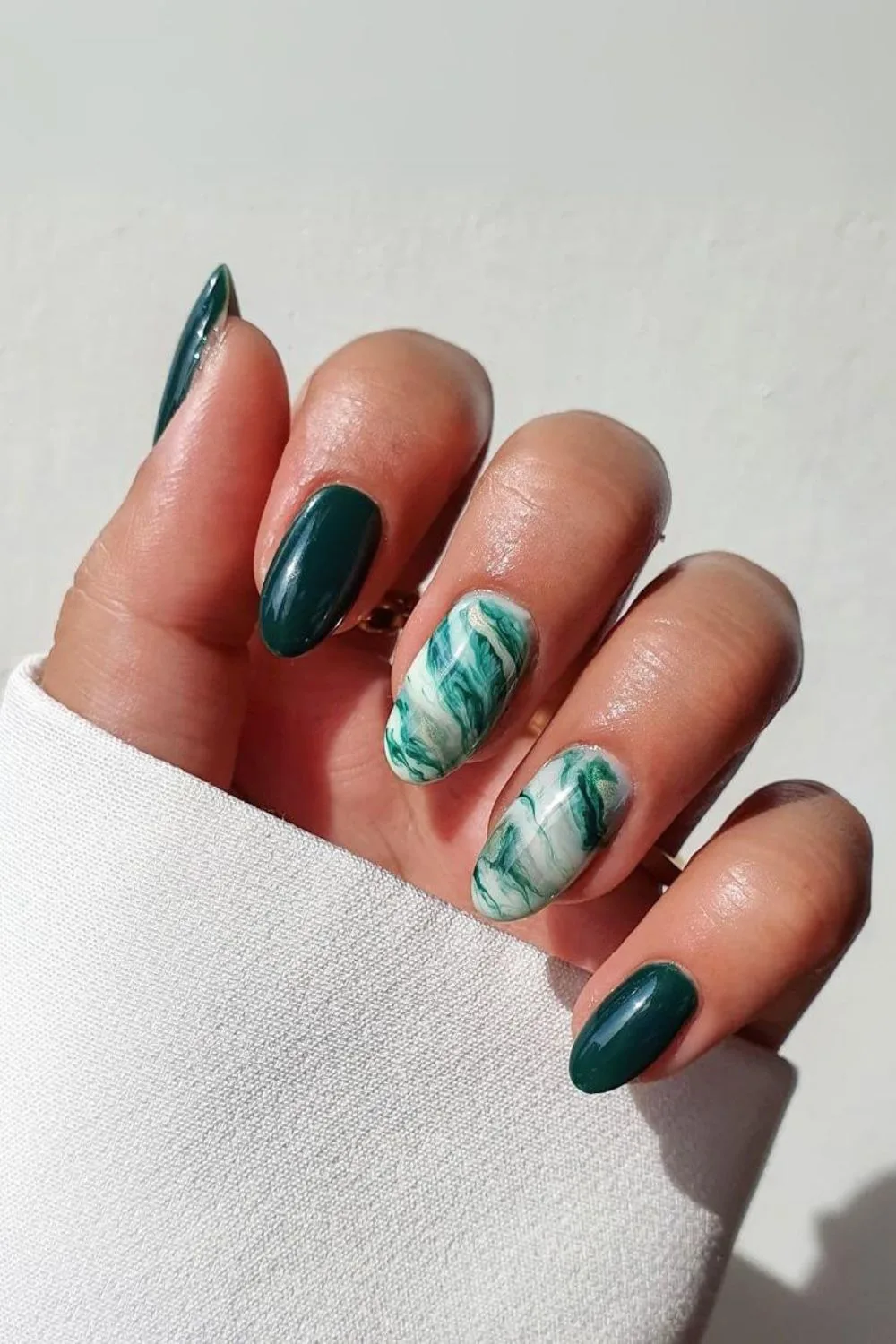 Dark green nails with marble effect