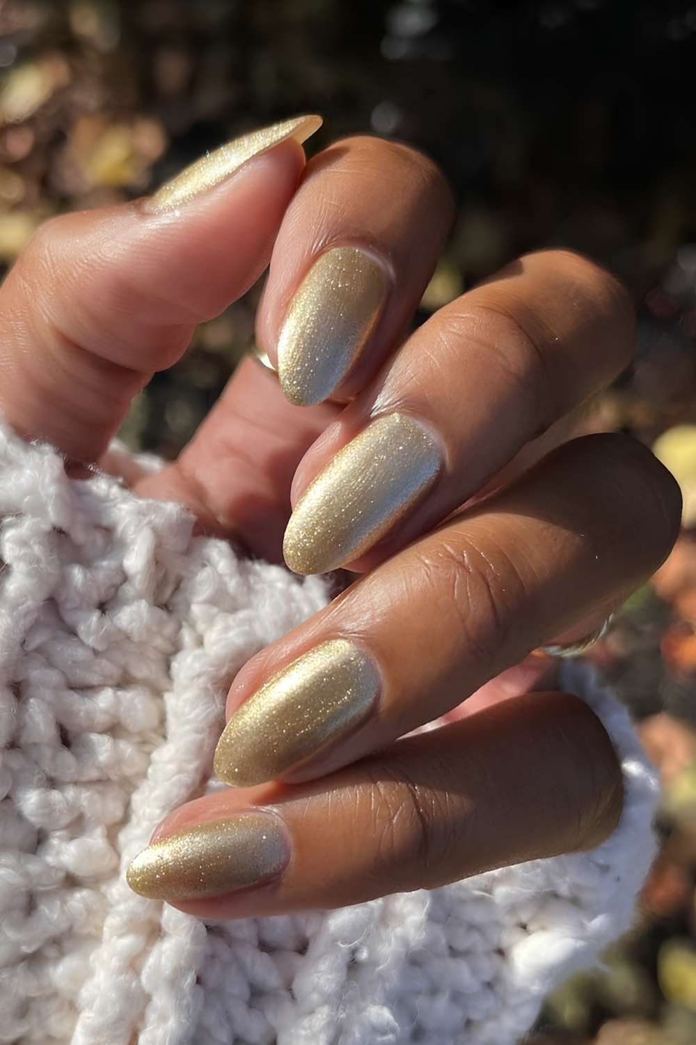 Fine glitter gold manicure
