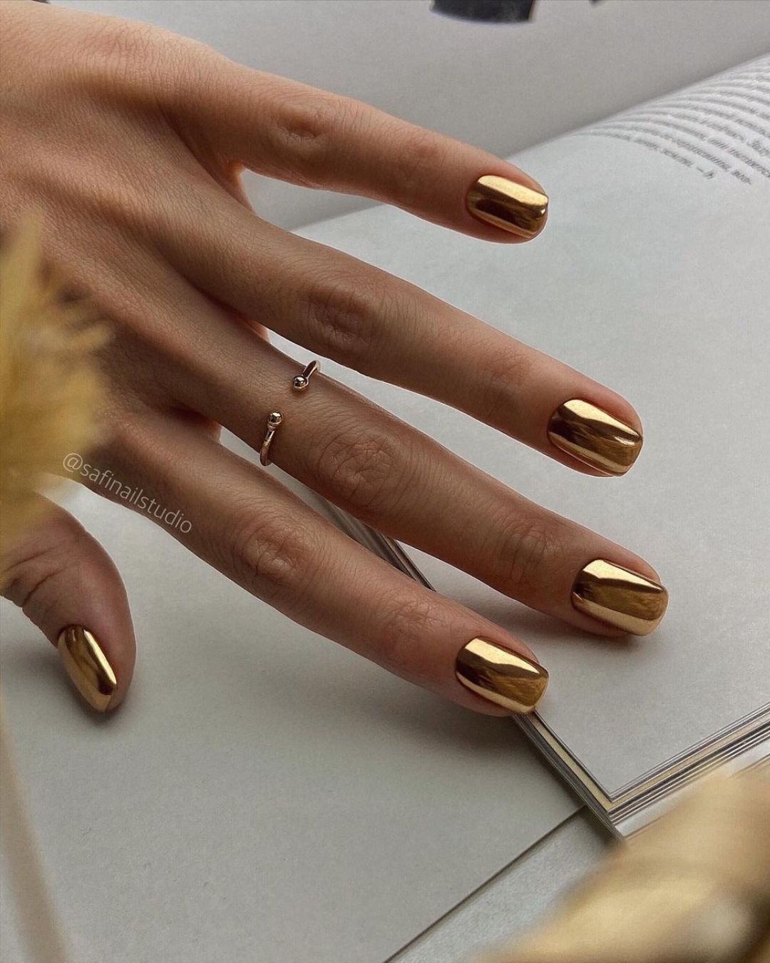 Gold chrome-effect manicure