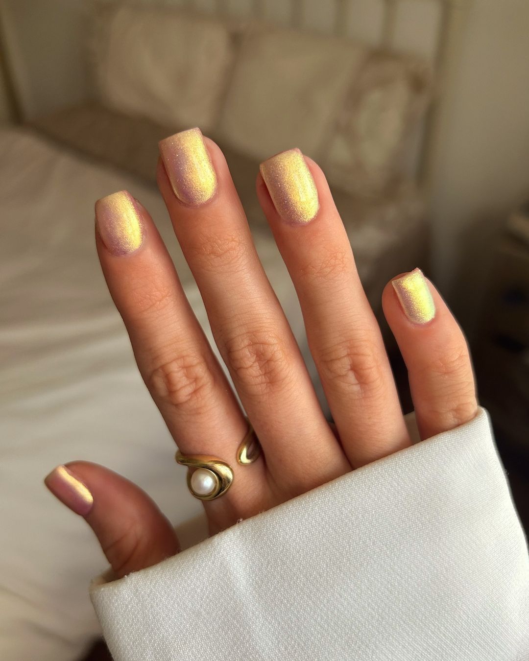 Gold velvet-effect manicure