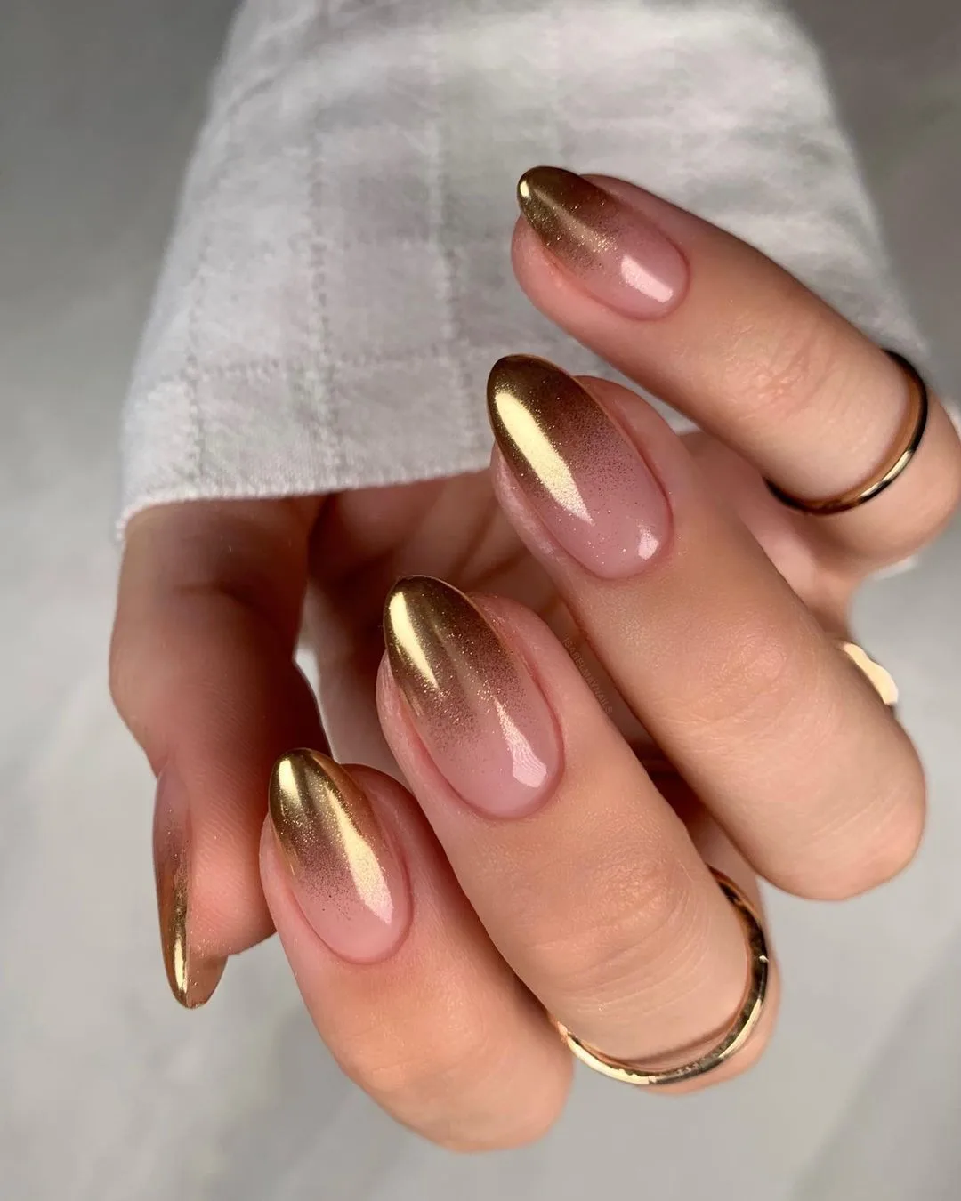 Golden ombre manicure