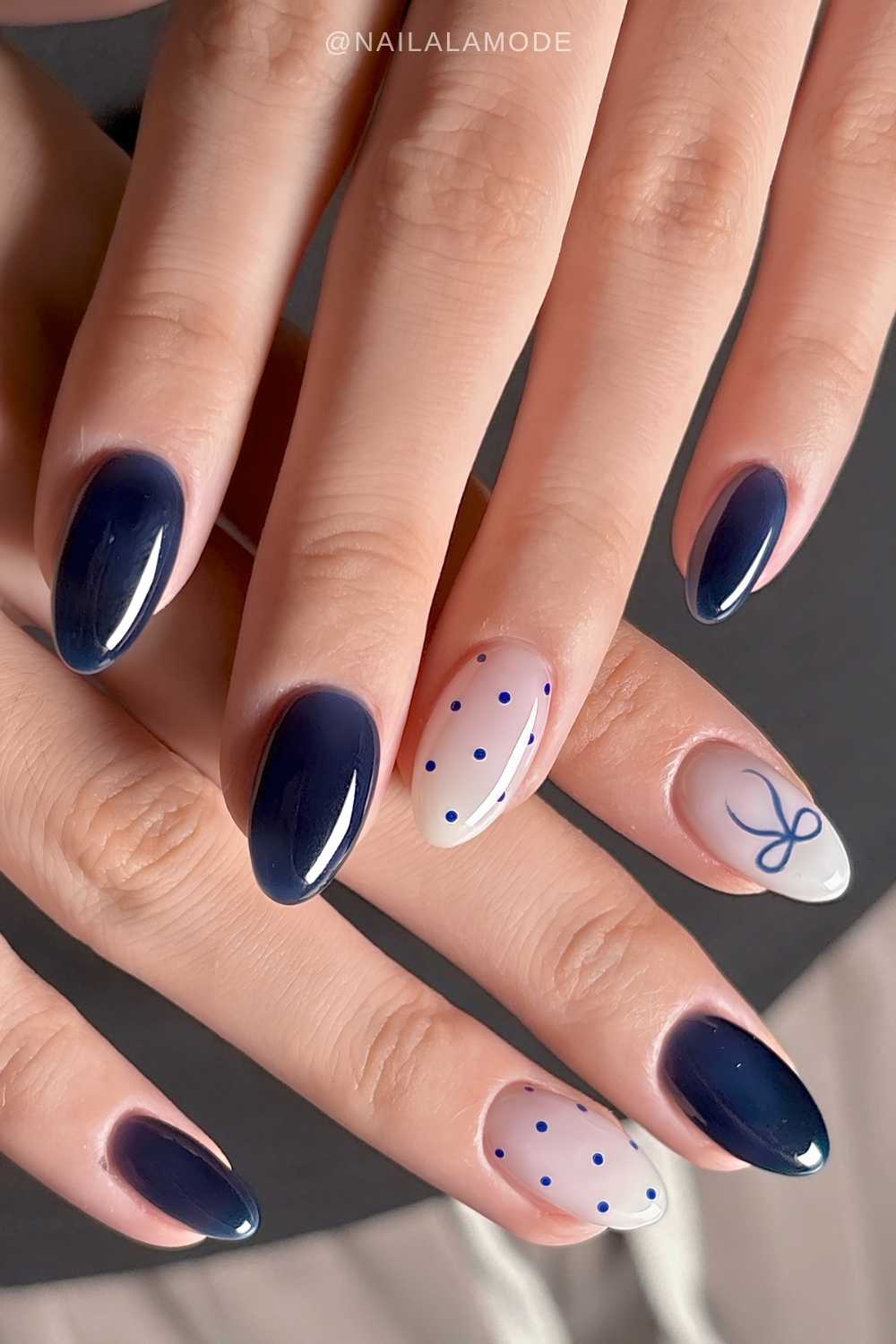 Navy blu mani with dots and coquette bows