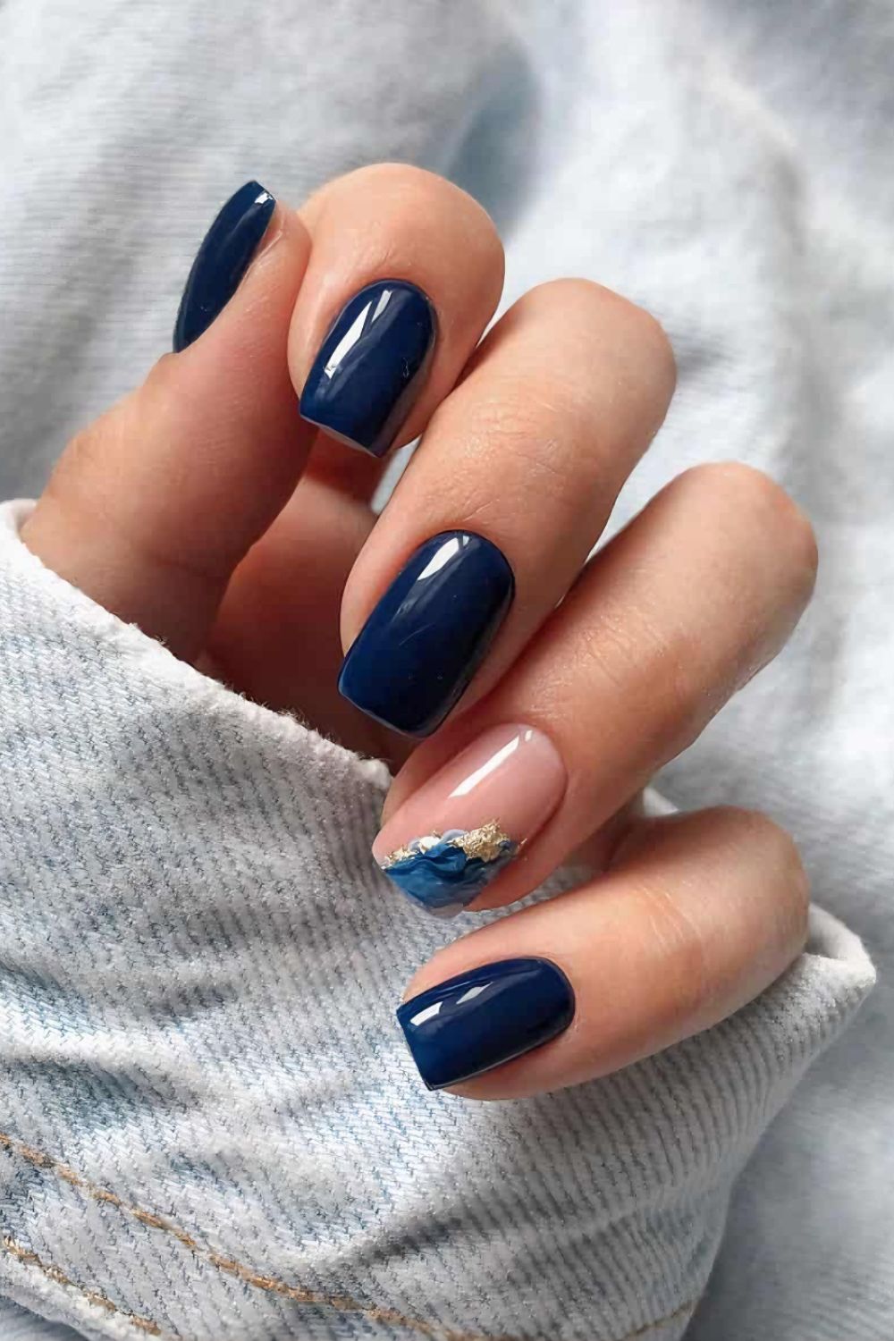 Navy blue nails with gold nail accent