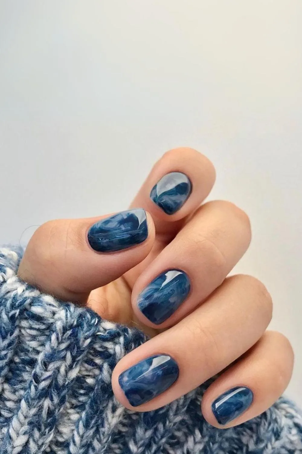 Navy blue nails with marble effect