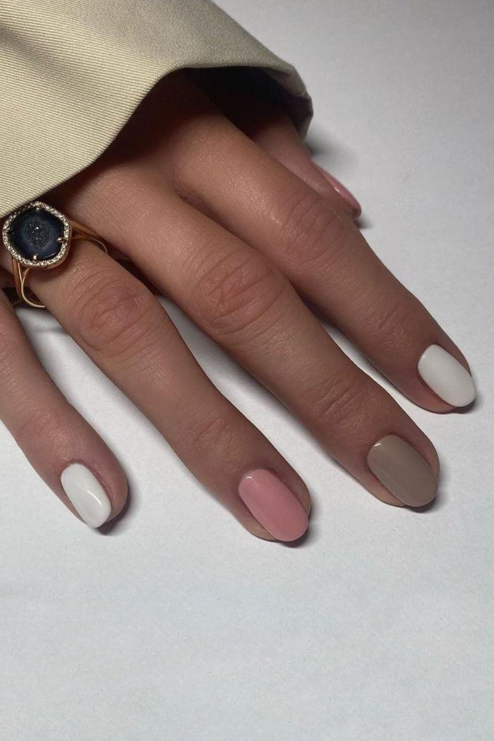 Neutral and dusty pink early fall nails