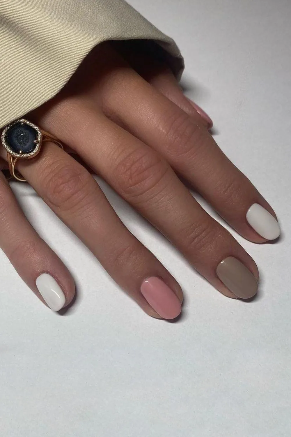 Neutral and dusty pink early fall nails