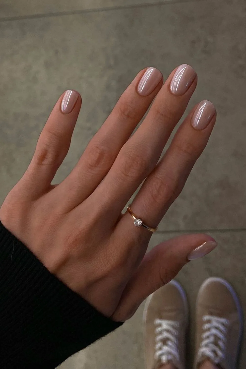 Neutral chrome manicure for early fall