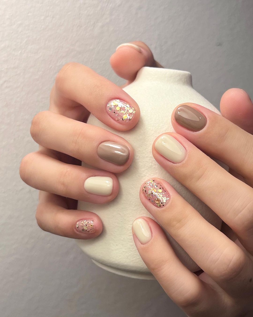 Neutral nails with glitter