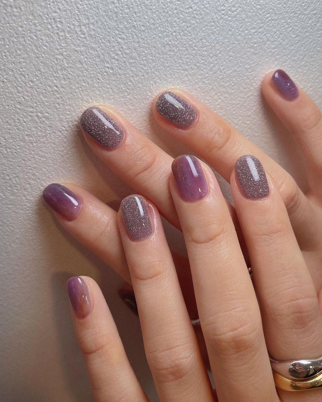 Purple nails with velvet effect