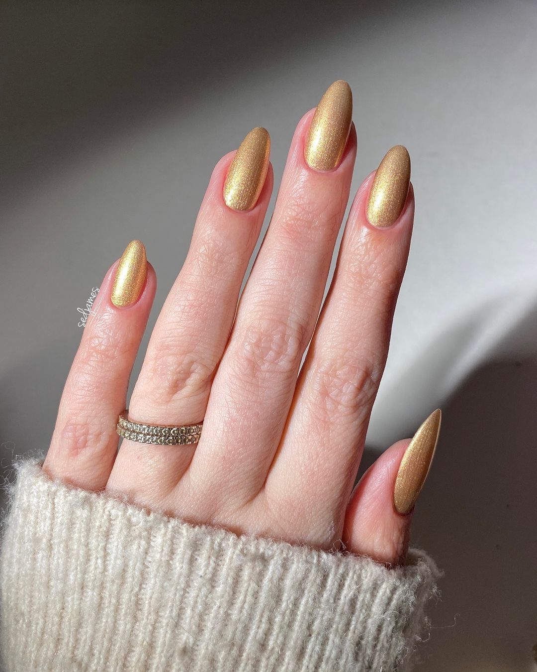 Satin-effect gold nails