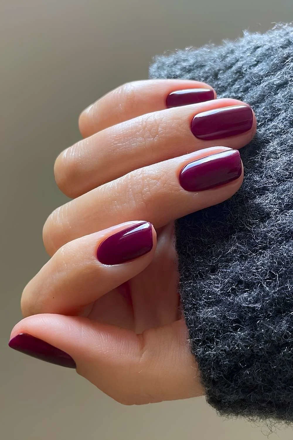 Short and solid burgundy manicure