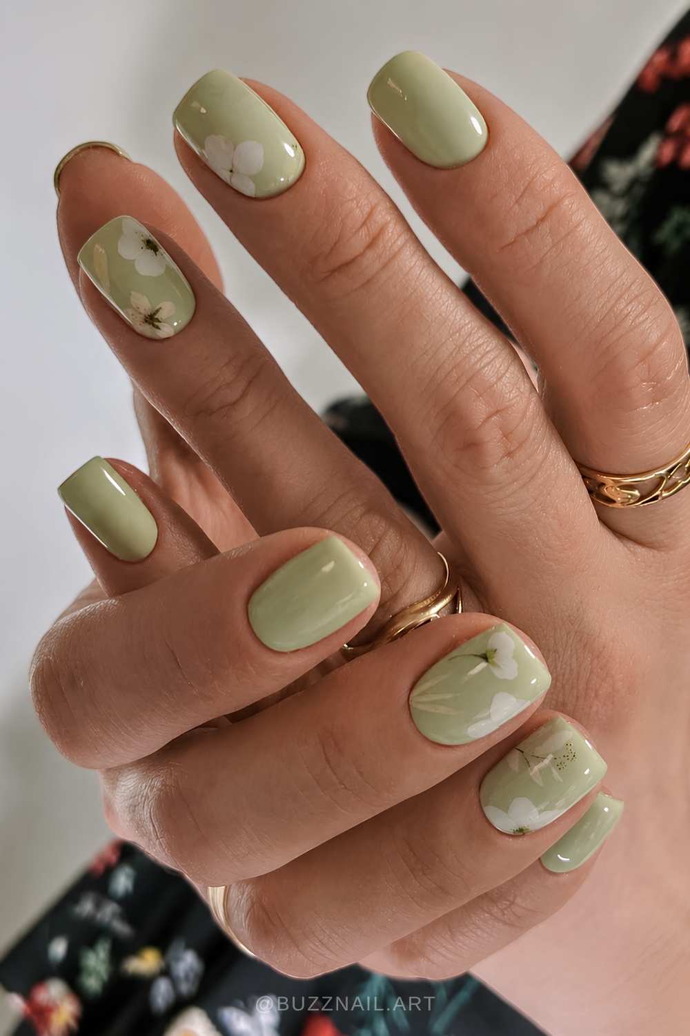 Short pistachio nails with flowers