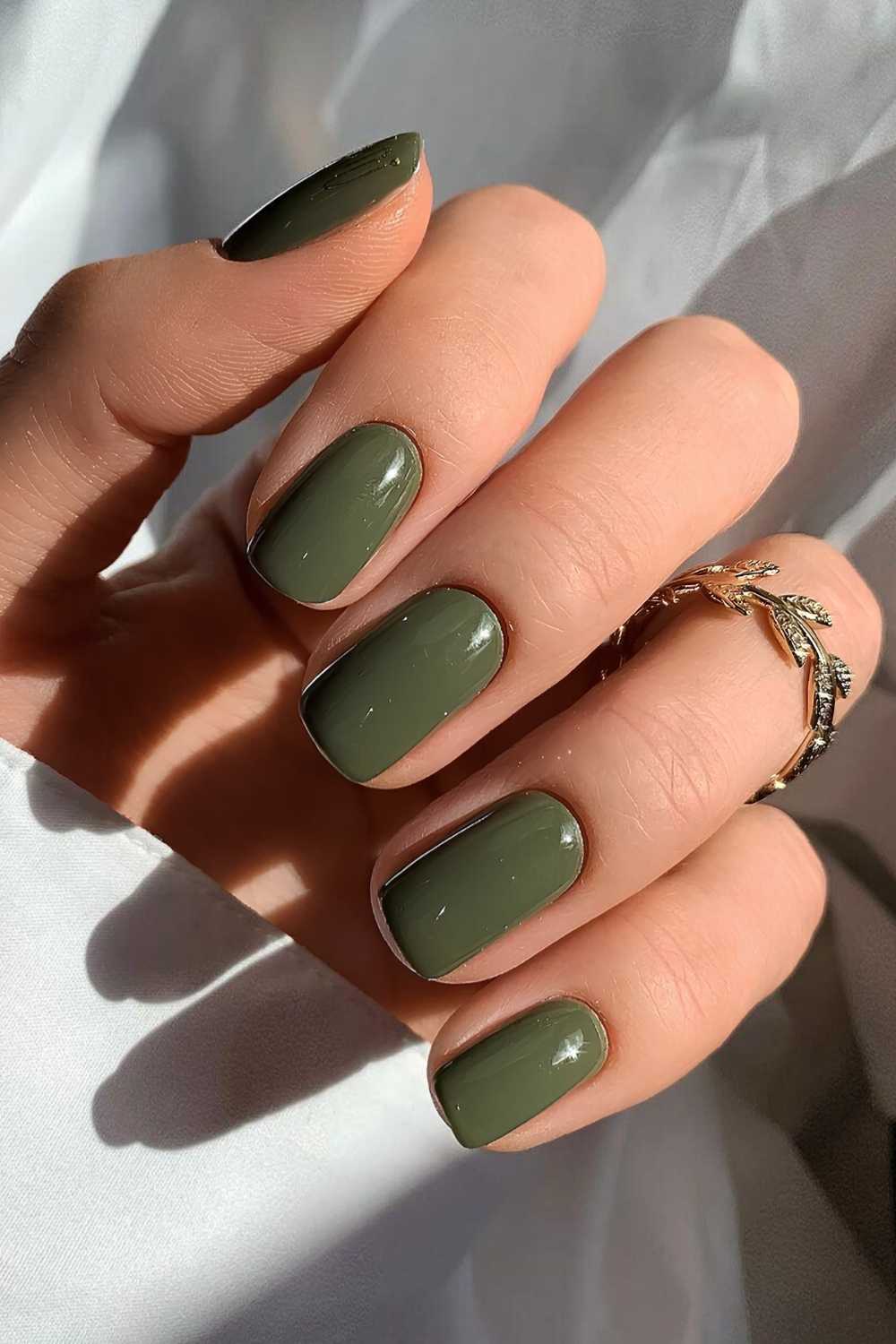 Solid hunter green manicure