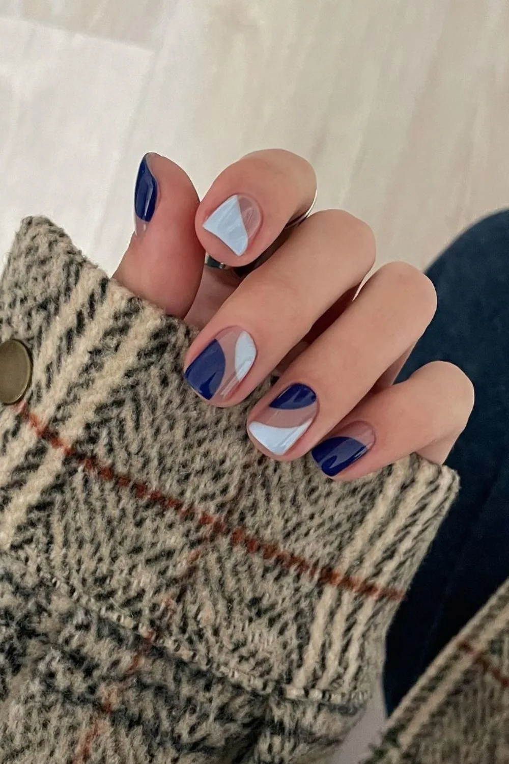 Swirly blue fall nails