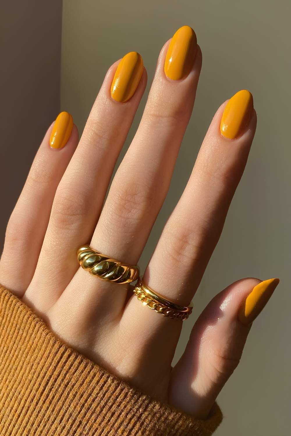 Yellow fall manicure