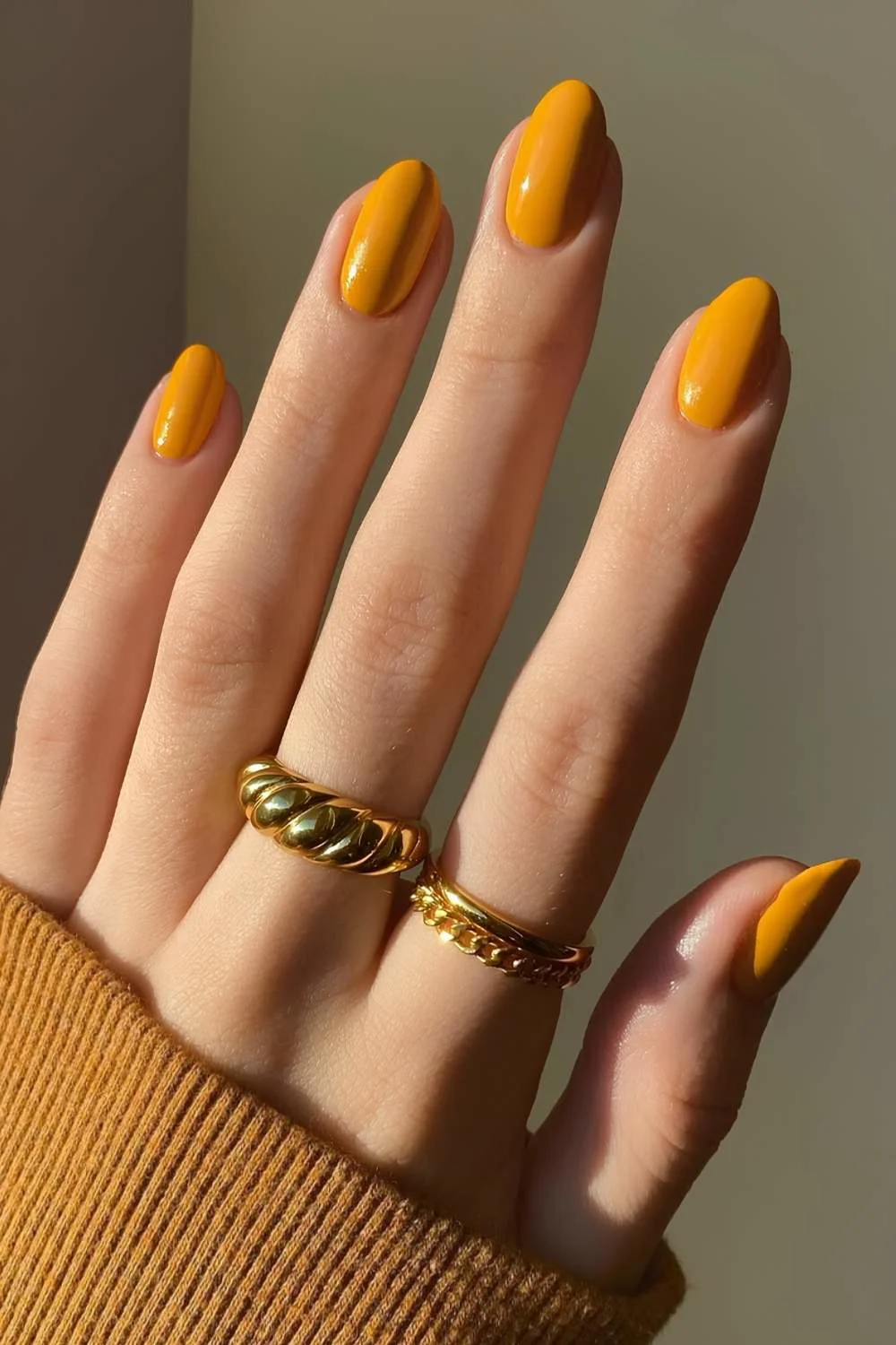 Yellow fall manicure