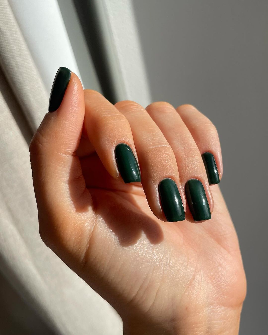 dark green nails