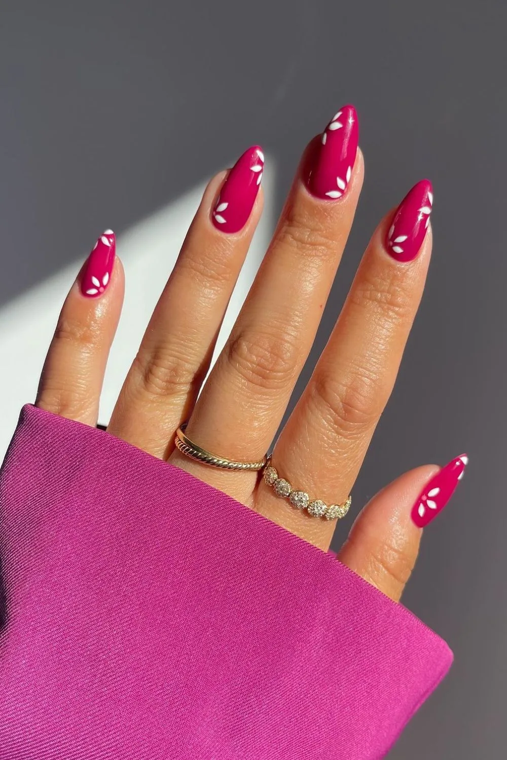 Berry pink nails with daisy flowers