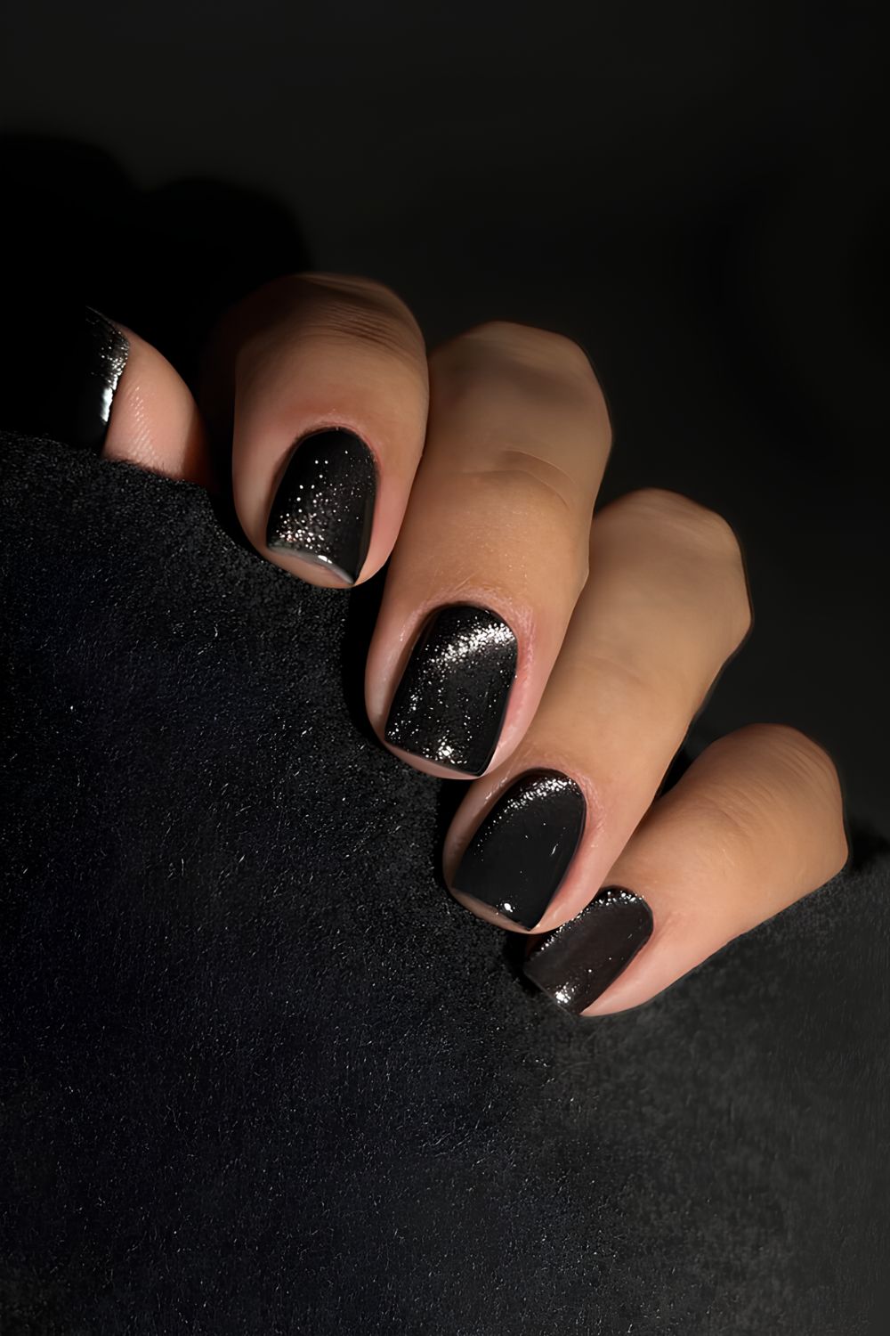 Black cat eye effect manicure