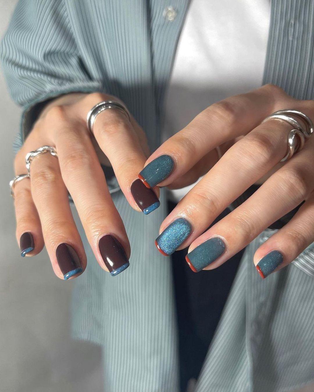 Blue and brown nails with velvet effect