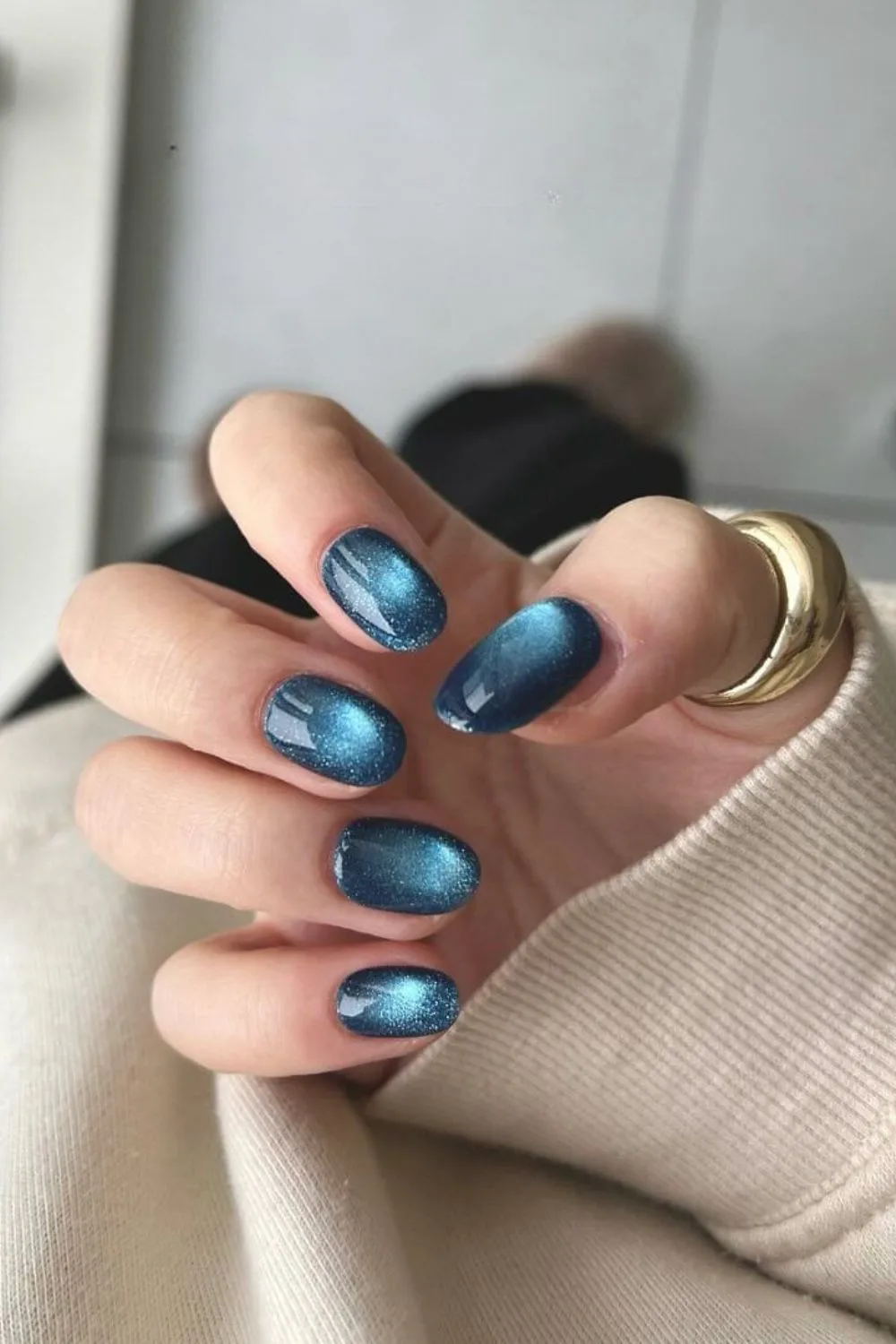 Blue mani with cat eye effect