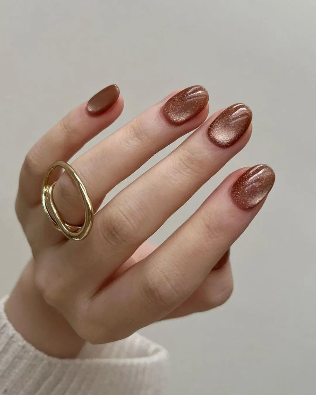 Brown cat-eye effect nails