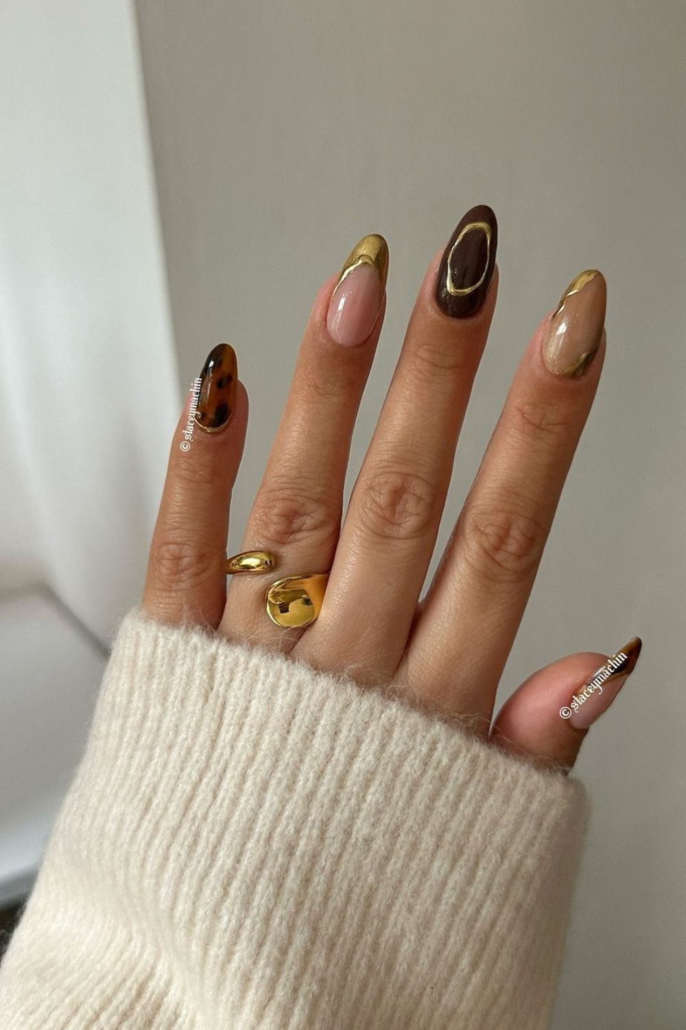 Brown mani with gold chrome ring accents