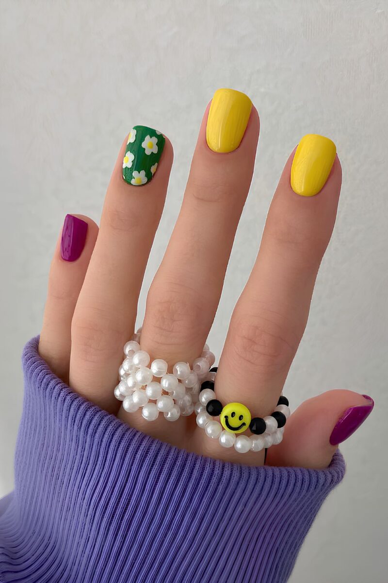 35 Daisy Nail Designs For The Prettiest Floral Mani Ever