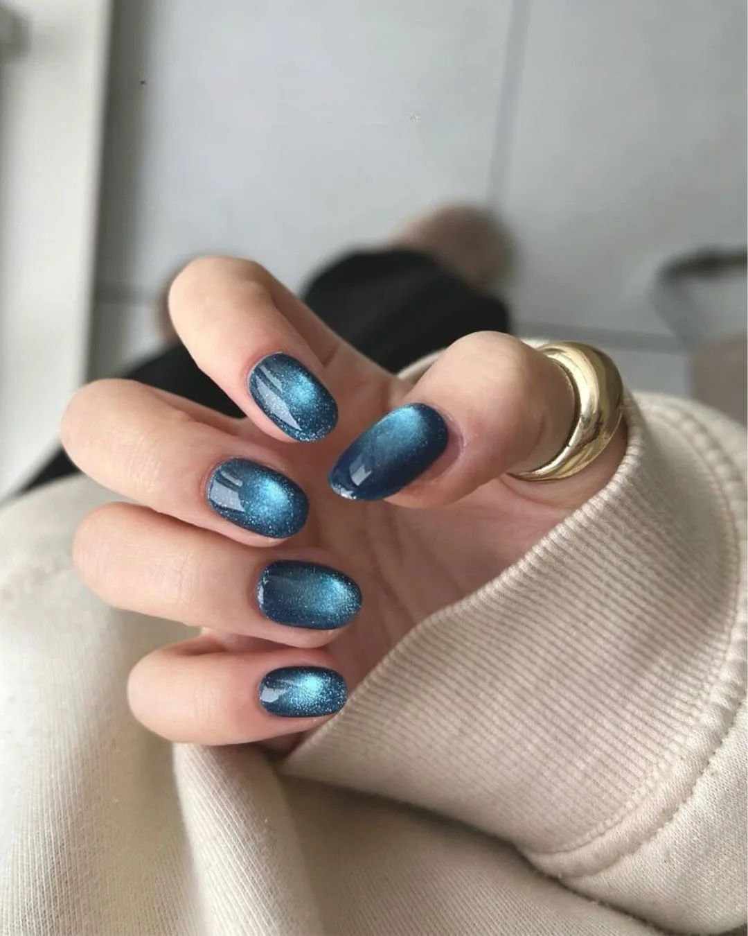 Dark blue cat eye nails