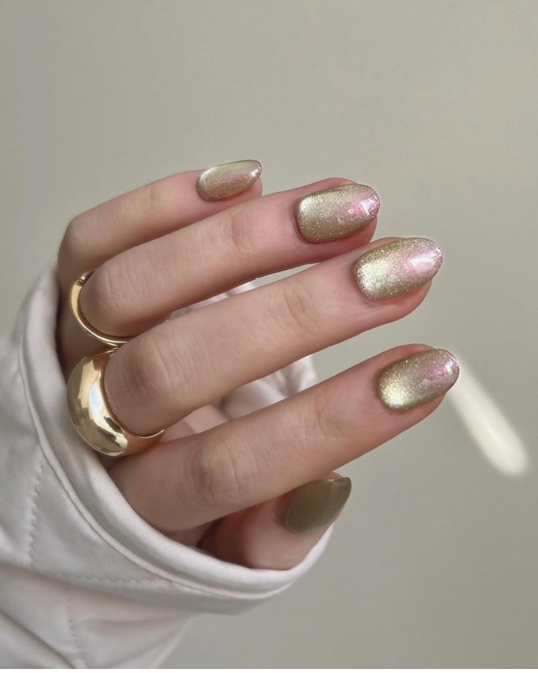 Gold nails with magnetic finish