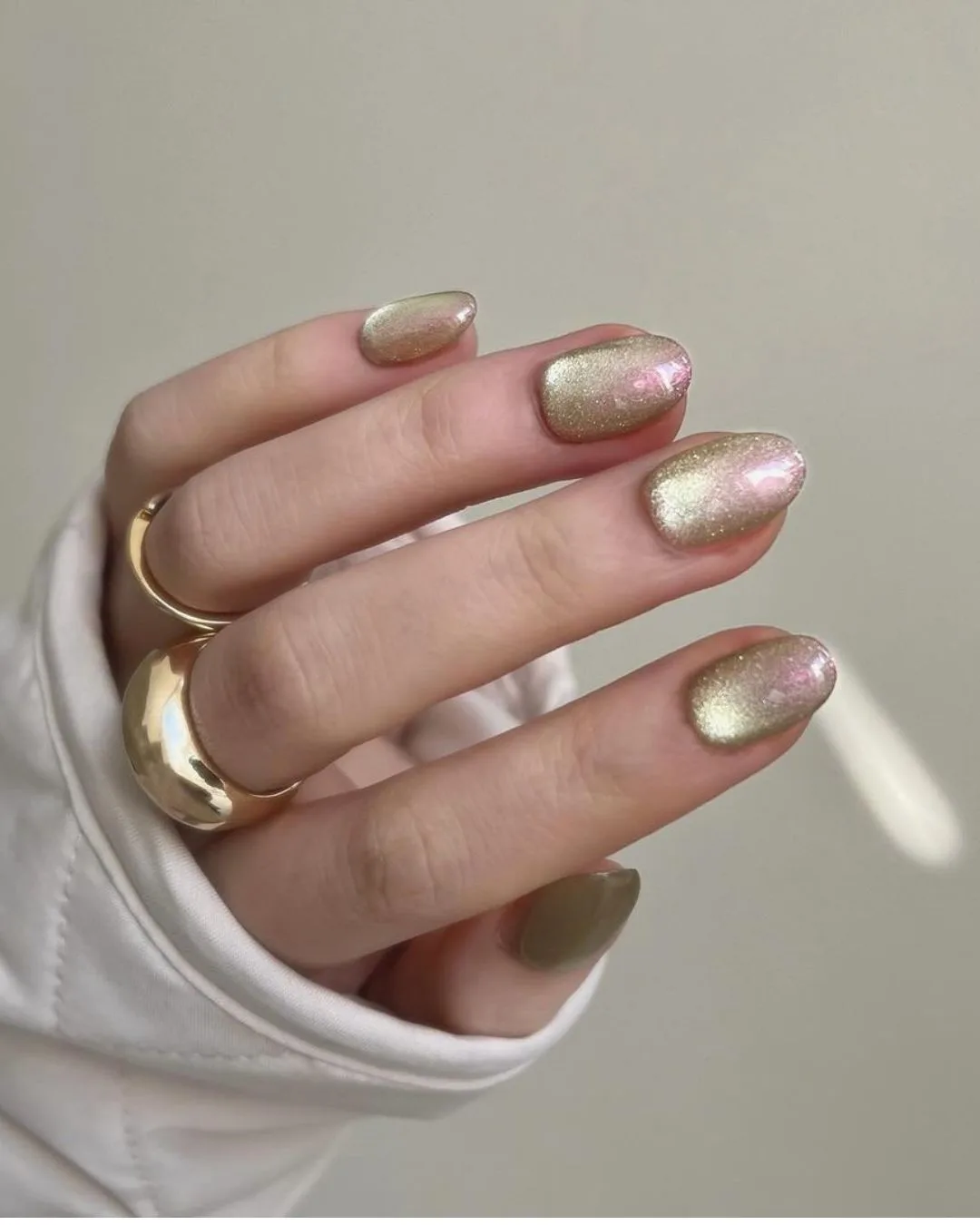 Gold nails with magnetic finish