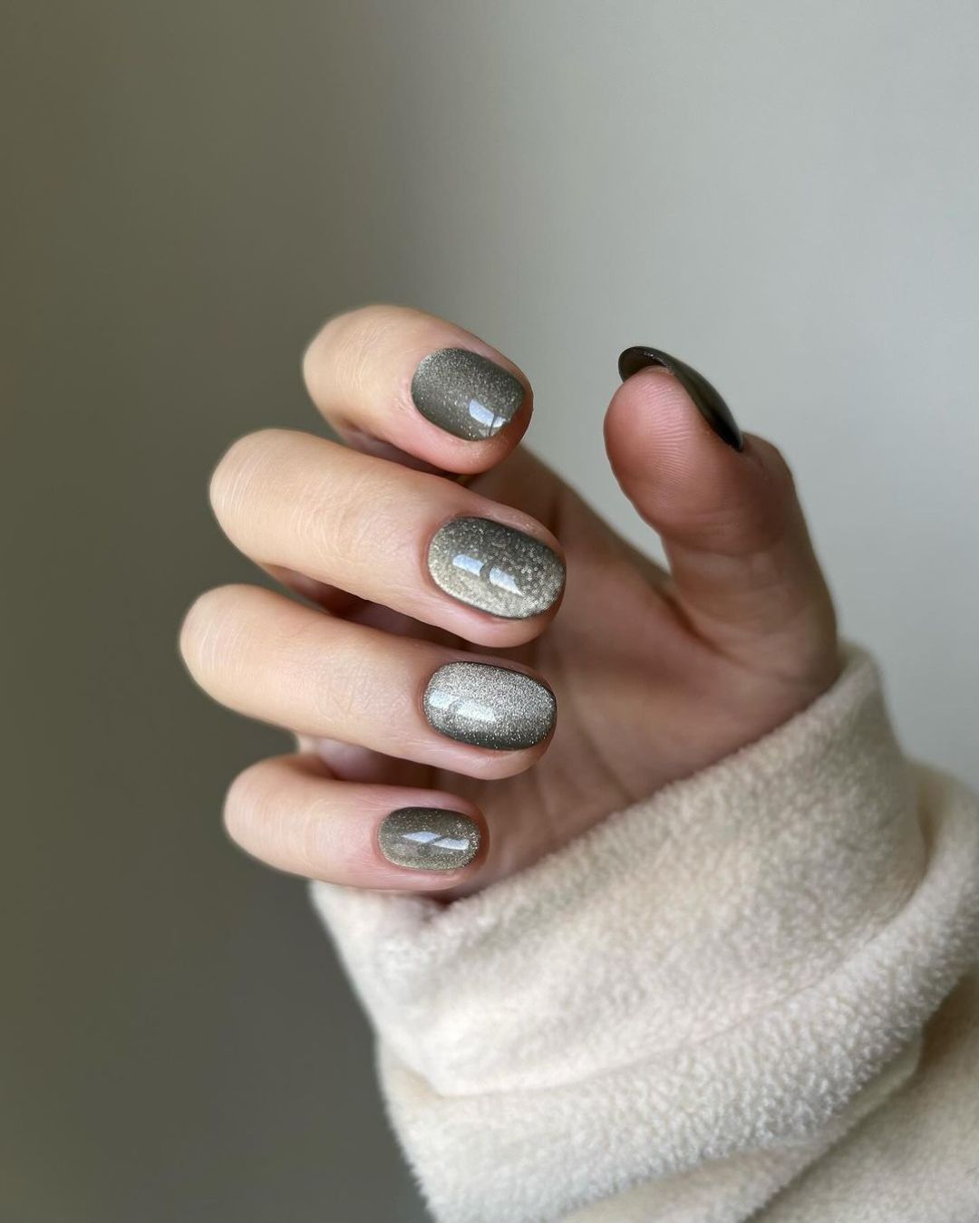 Gray cat-eye effect nails