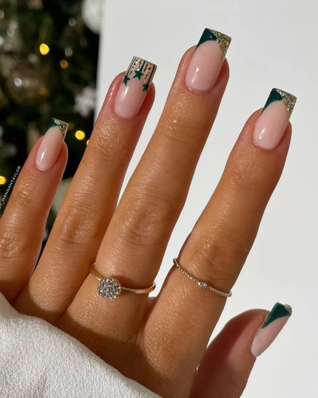 Green and gold V shaped tinsel tips with star details