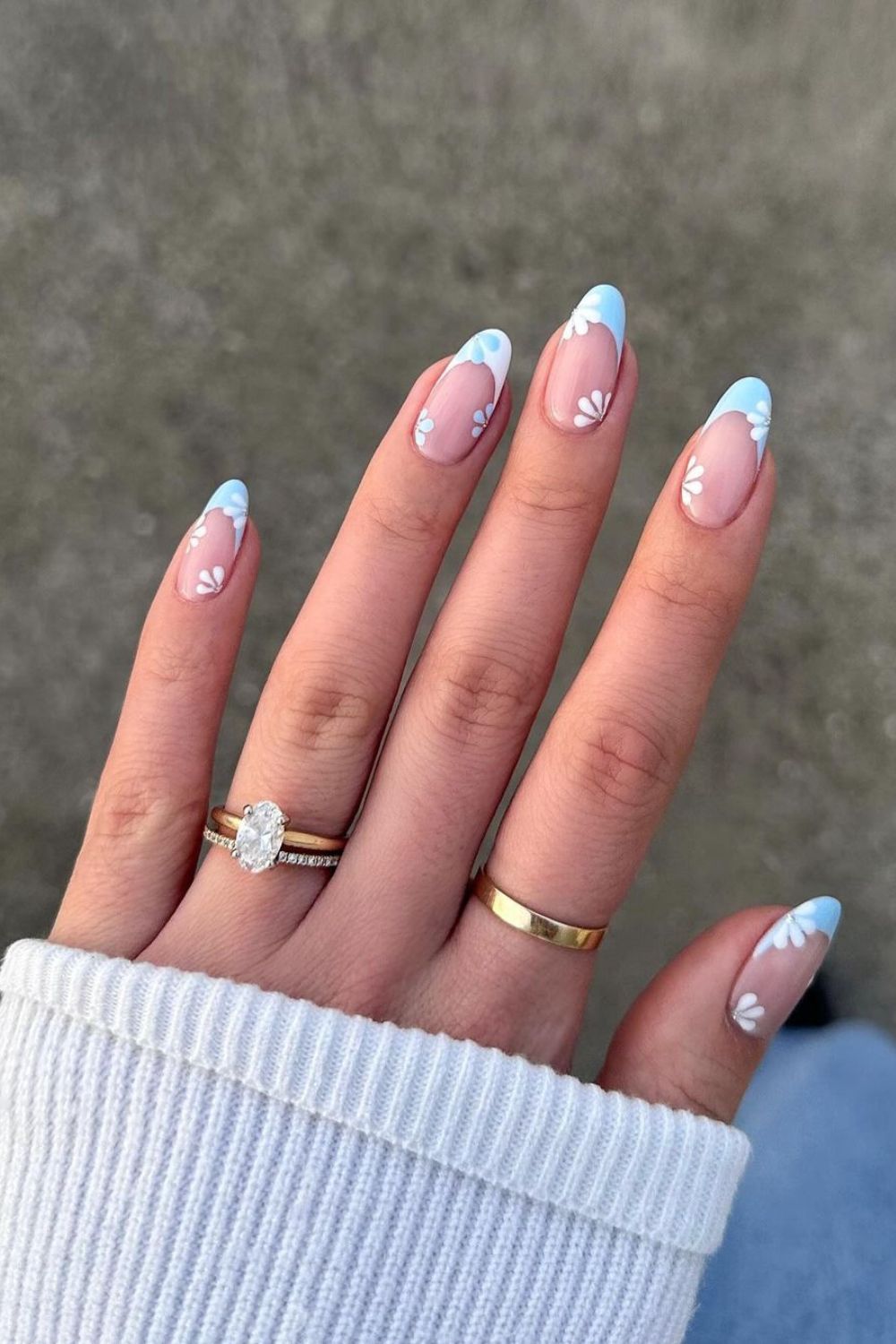 Light blue French nails with daisies