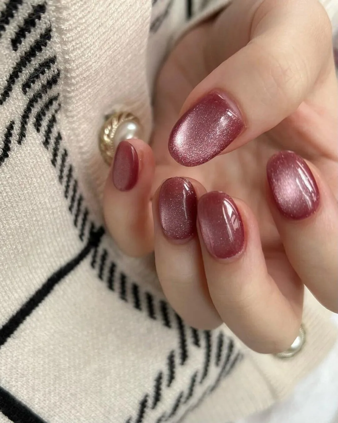 Mauve nails with magnetic effect